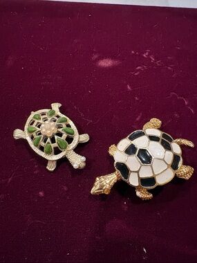 Gold-Tone Turtle Brooch Set with Black, White and Green Jade/pearls